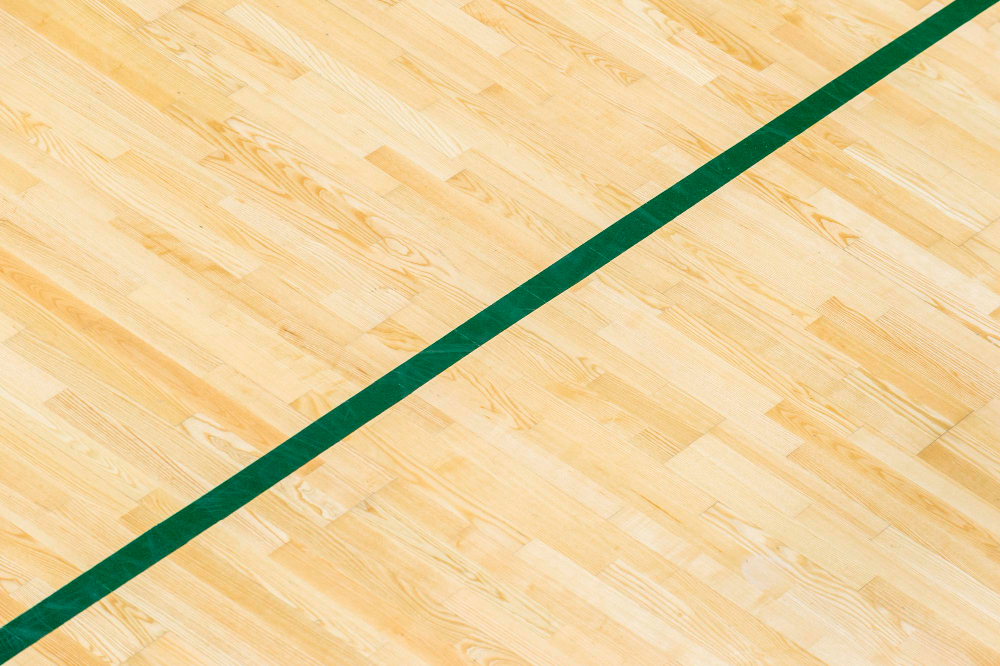 Instalação de piso flutuante de madeira para quadras em São Paulo