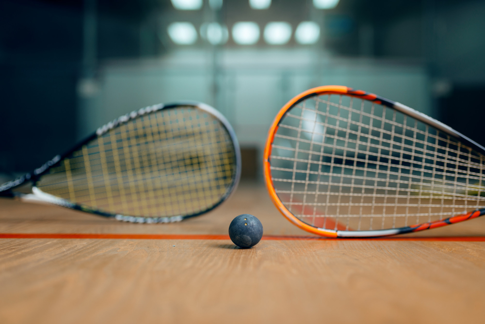 Instalação de piso de madeira para quadra de squash profissional